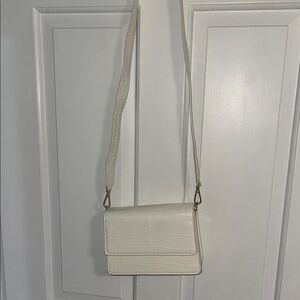 Elegant White Croc-Embossed Shoulder Bag